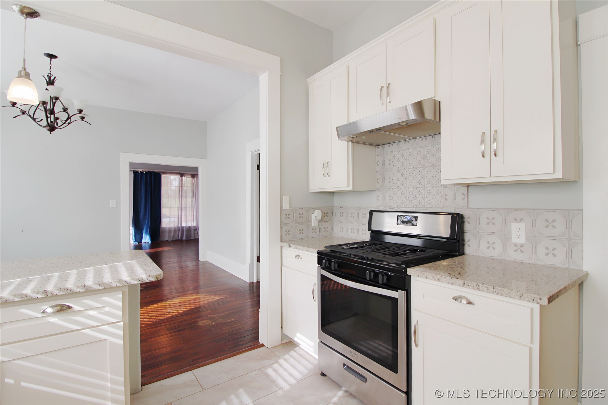 809 N Grand Avenue Property Photo 11