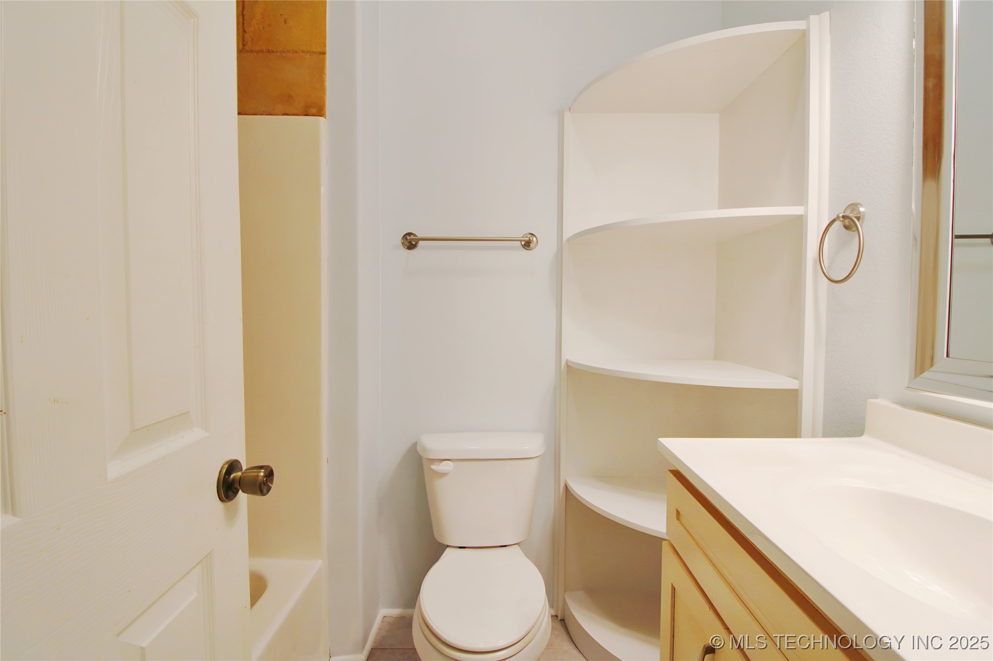 809 N Grand Avenue Property Photo 13