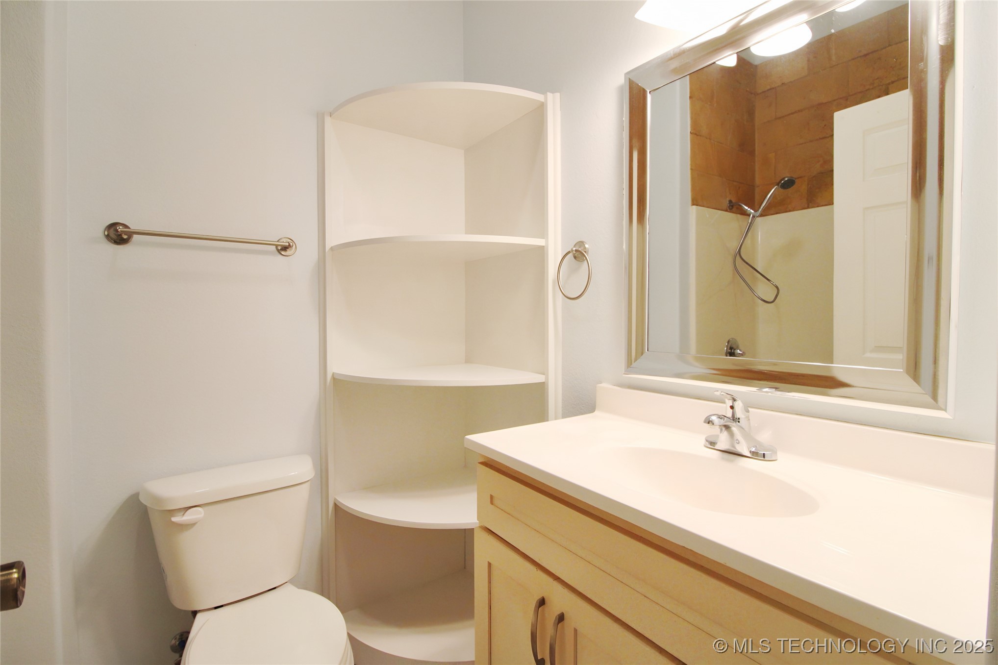 809 N Grand Avenue Property Photo 14