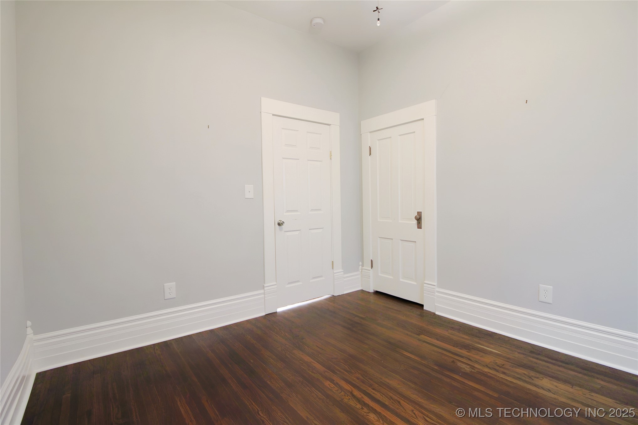 809 N Grand Avenue Property Photo 17