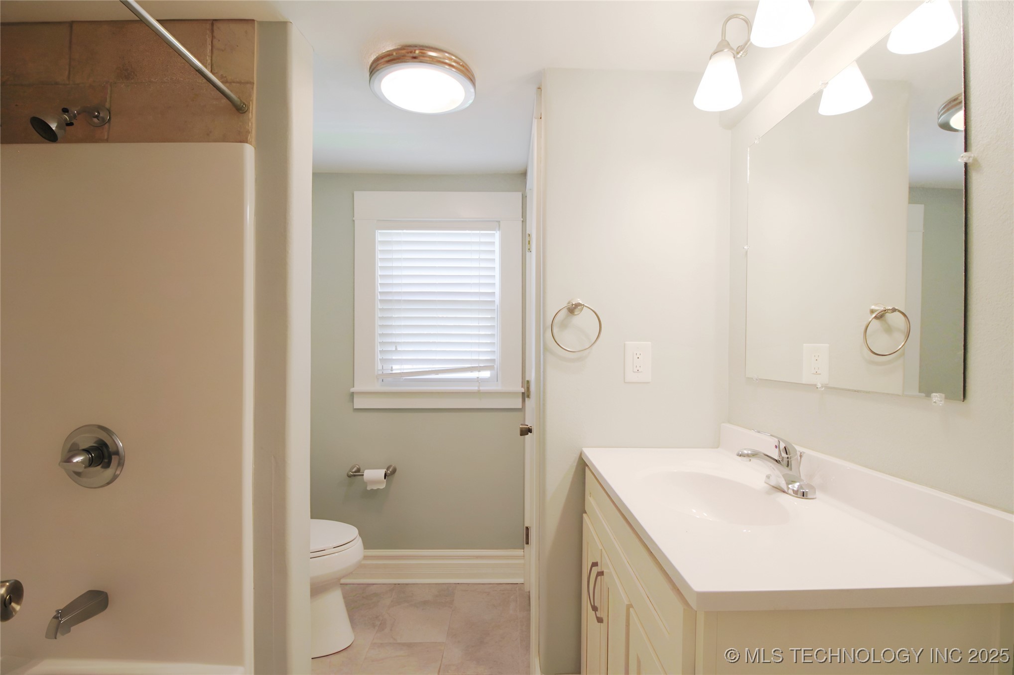 809 N Grand Avenue Property Photo 21