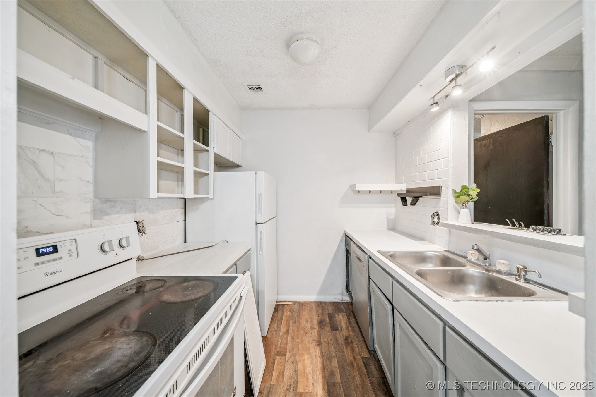 6712 S Lewis Avenue 104 Property Photo 7