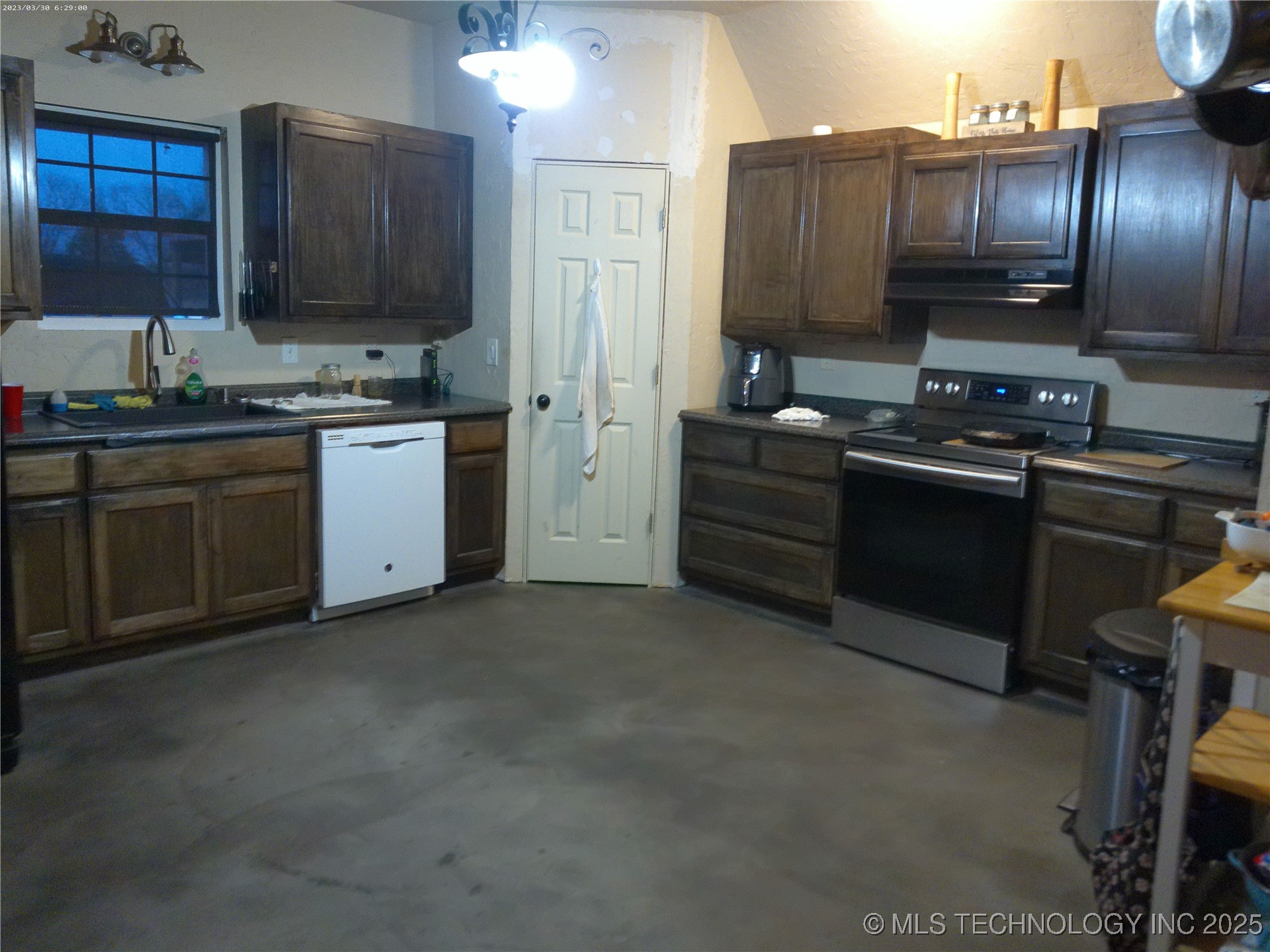 13458 S 241st East Avenue Property Photo 3