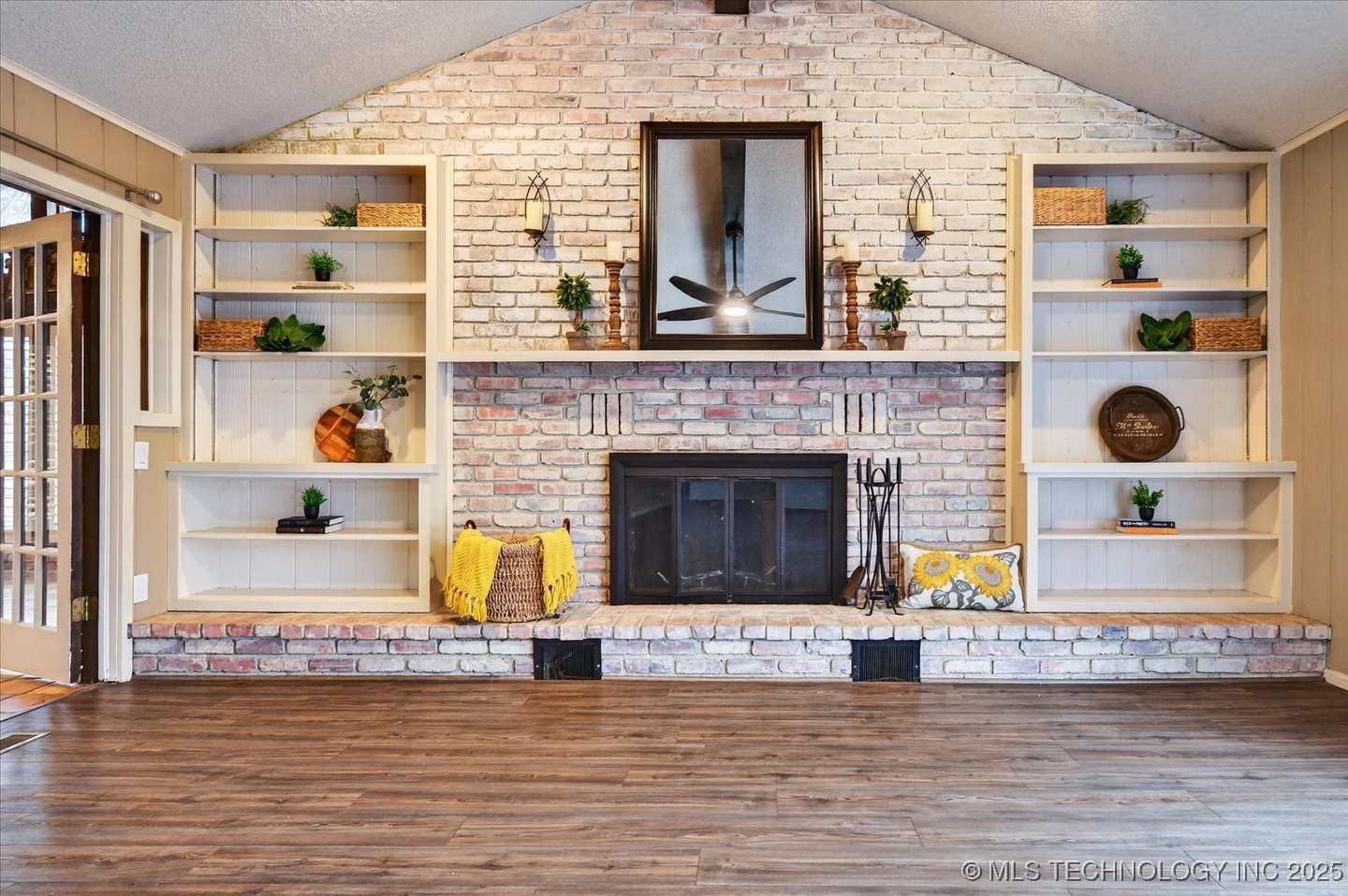 2318 Dorchester Drive Property Photo 5