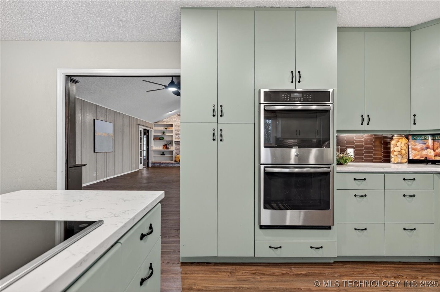 2318 Dorchester Drive Property Photo 12