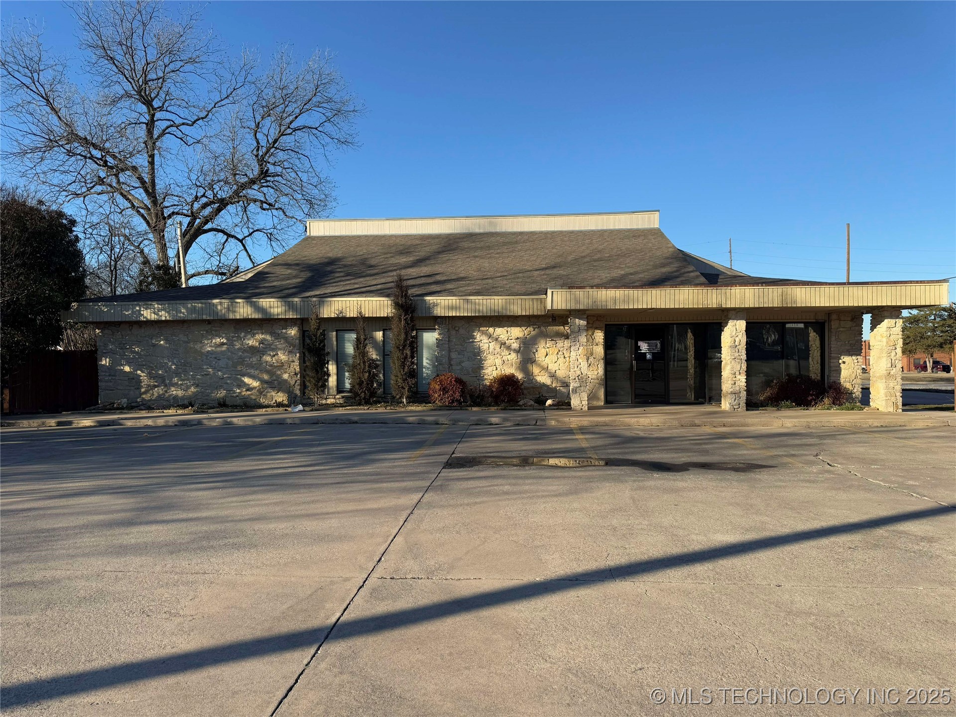 1203 W Broadway Property Photo 1