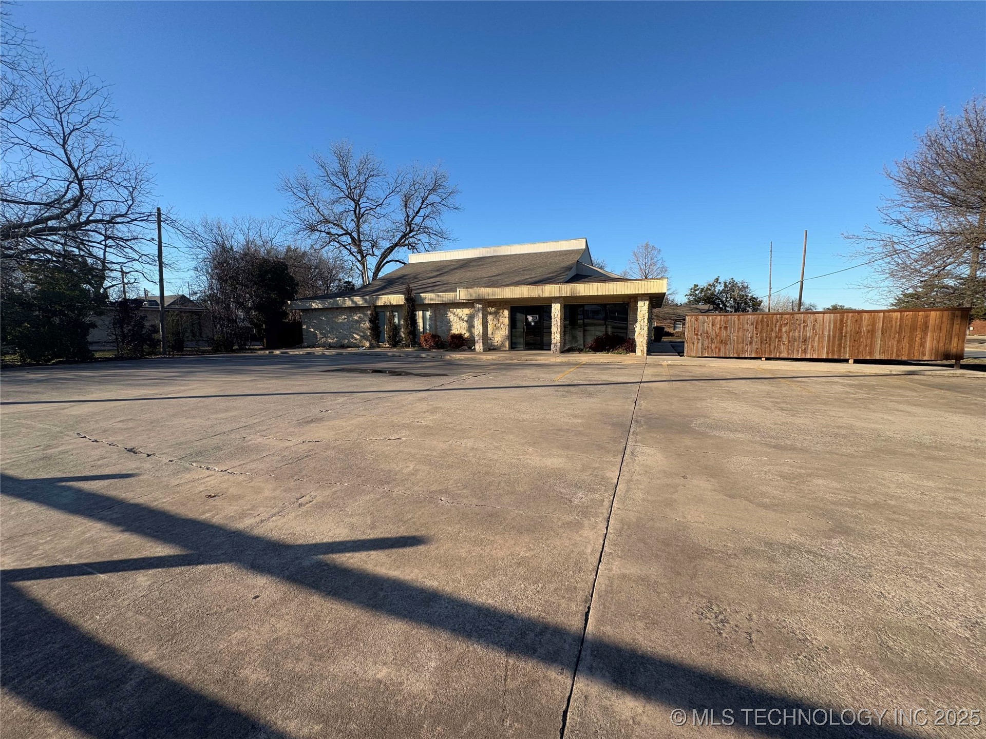 1203 W Broadway Property Photo 2