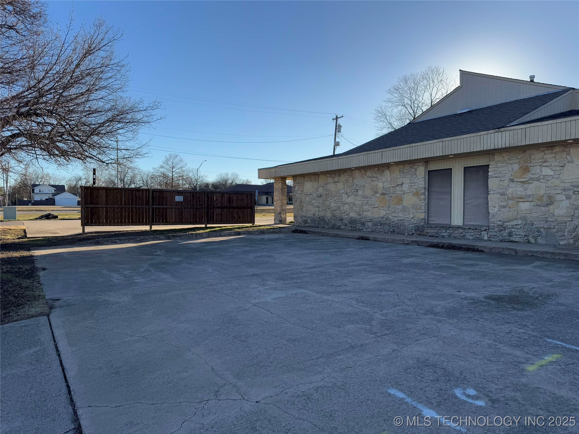 1203 W Broadway Property Photo 3