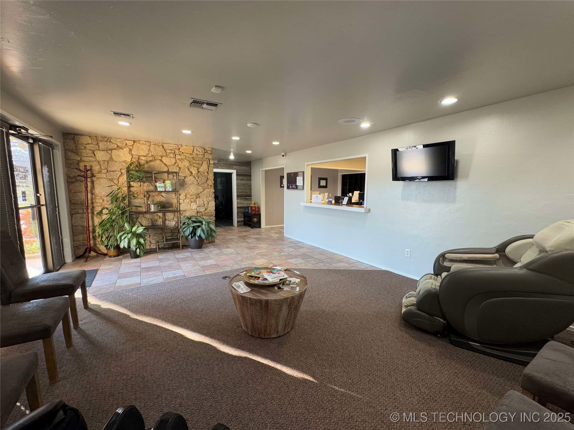 1203 W Broadway Property Photo 4