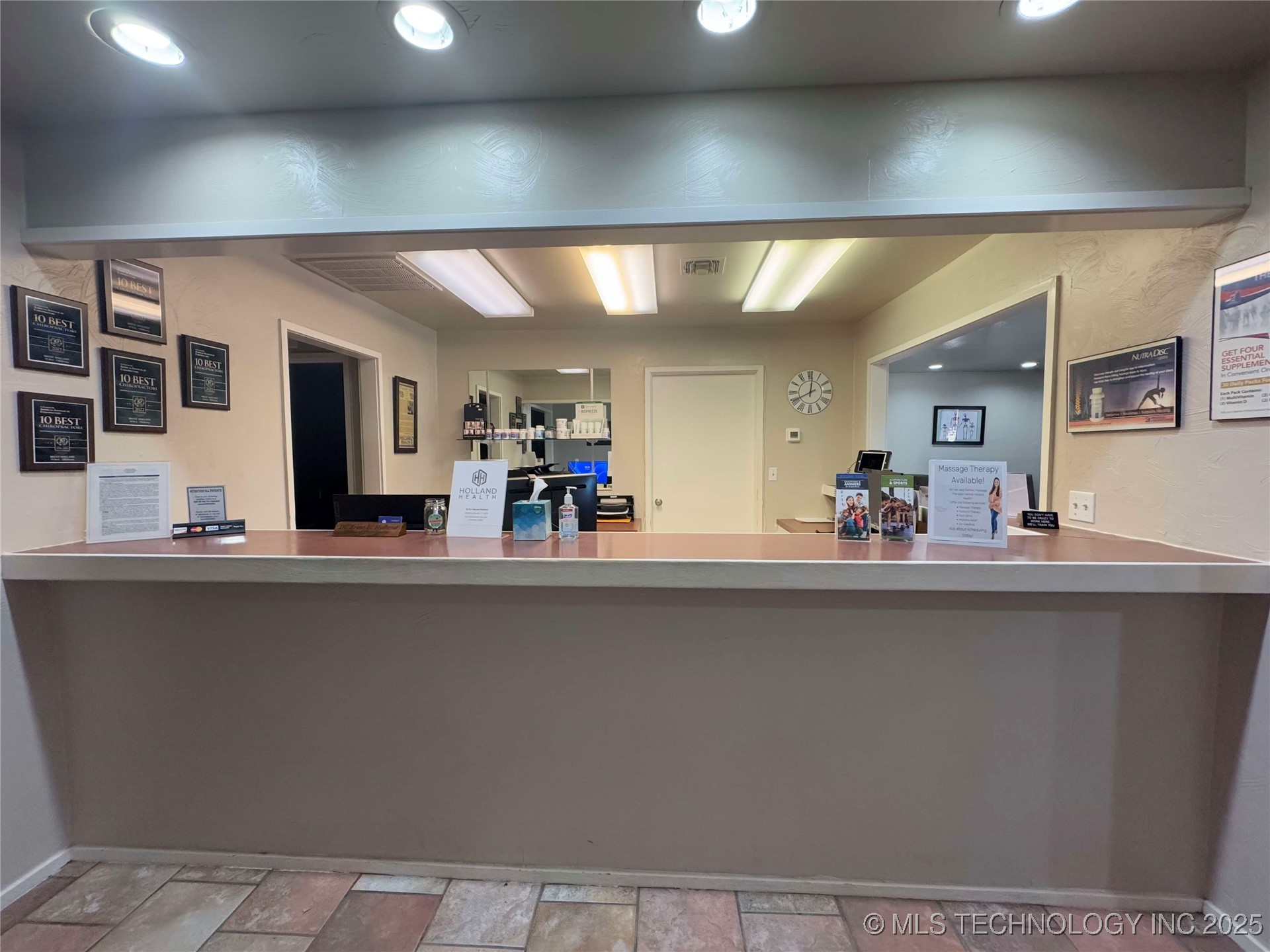 1203 W Broadway Property Photo 5