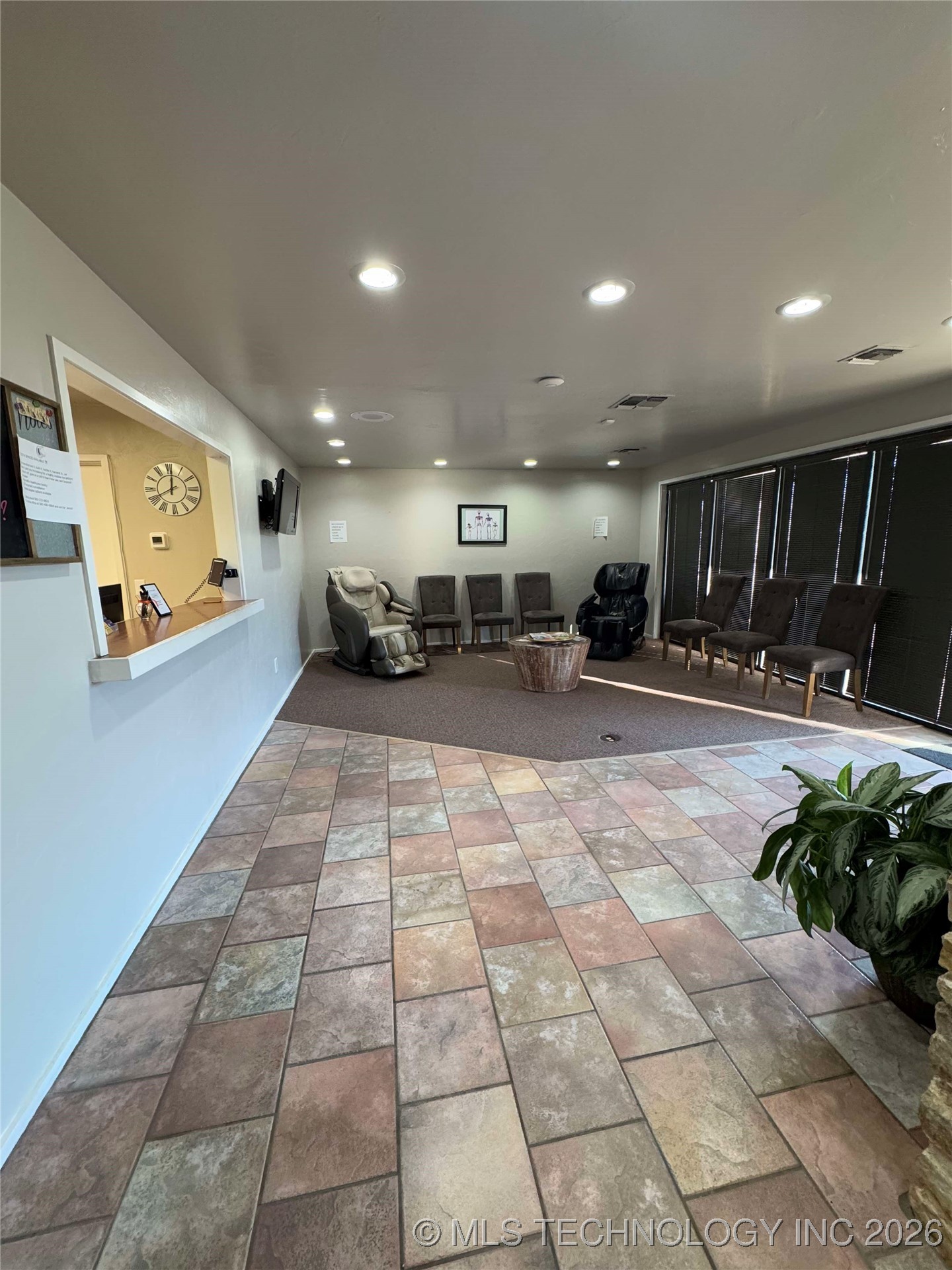 1203 W Broadway Property Photo 6