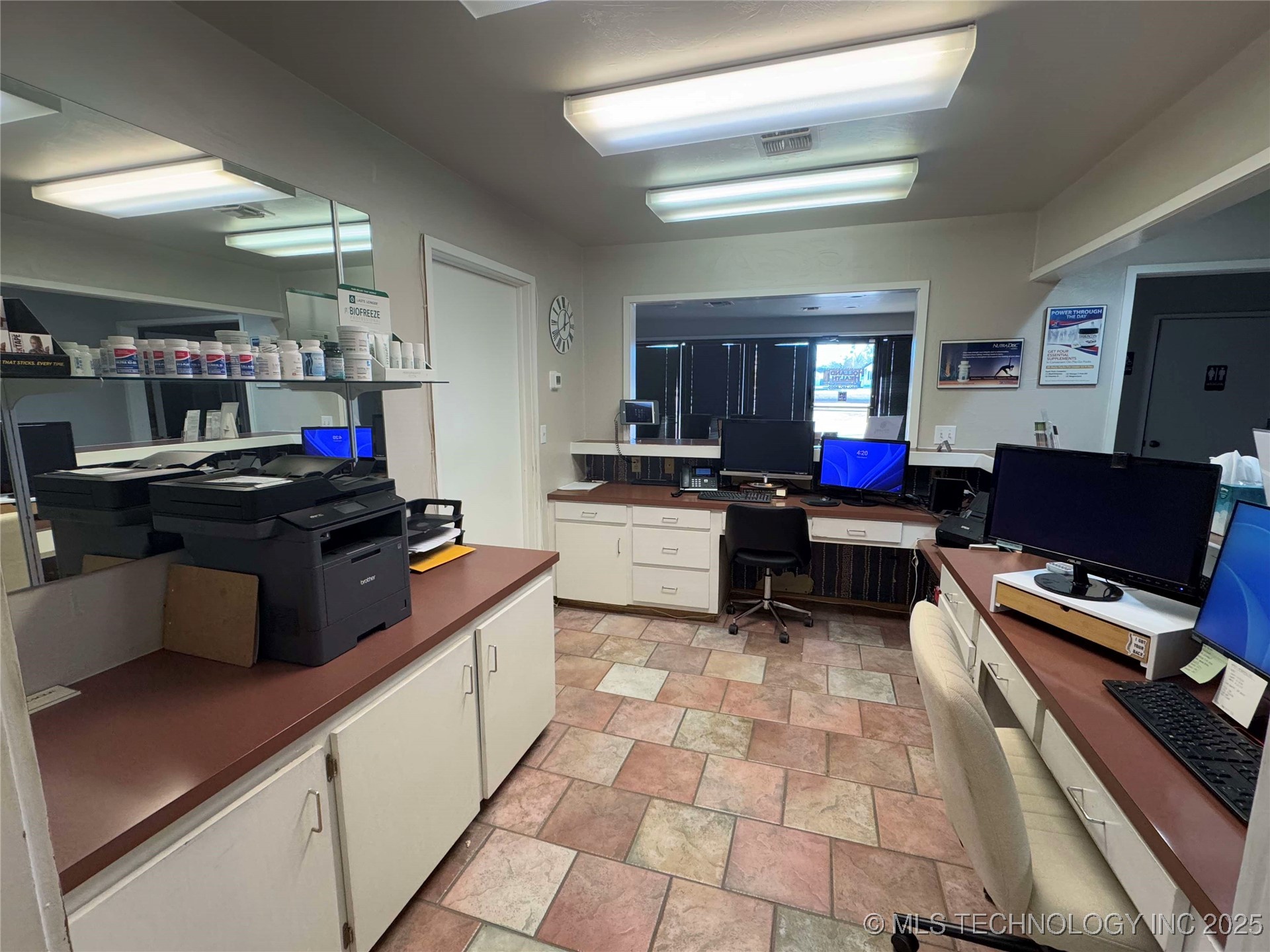 1203 W Broadway Property Photo 7