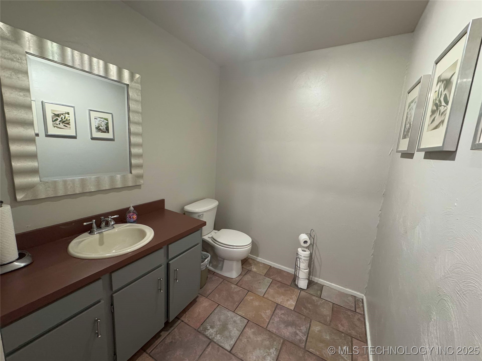 1203 W Broadway Property Photo 8