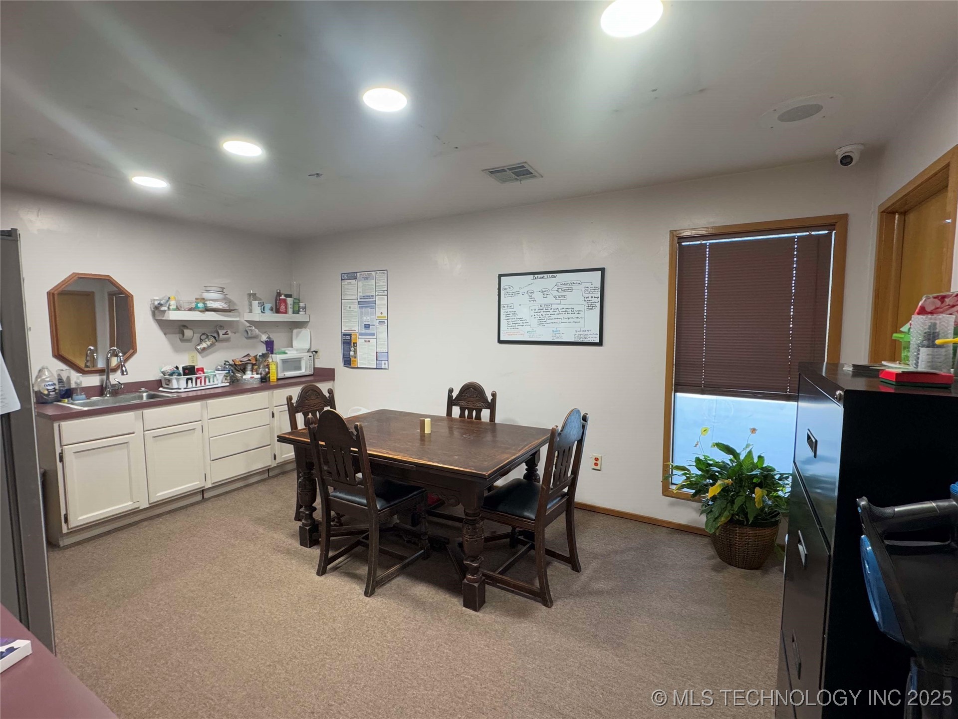 1203 W Broadway Property Photo 11