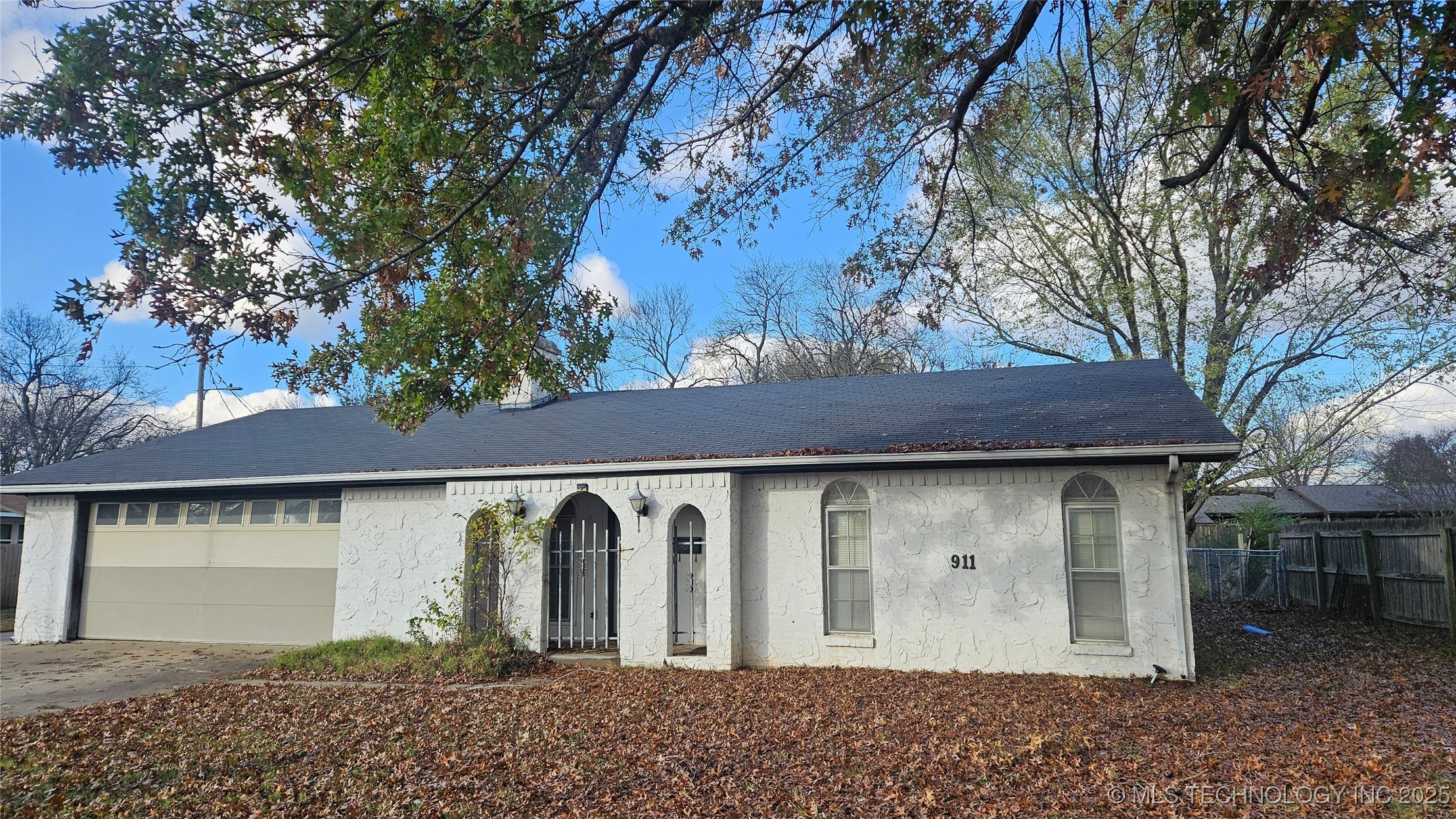 911 W Mcintosh Avenue Property Photo 1