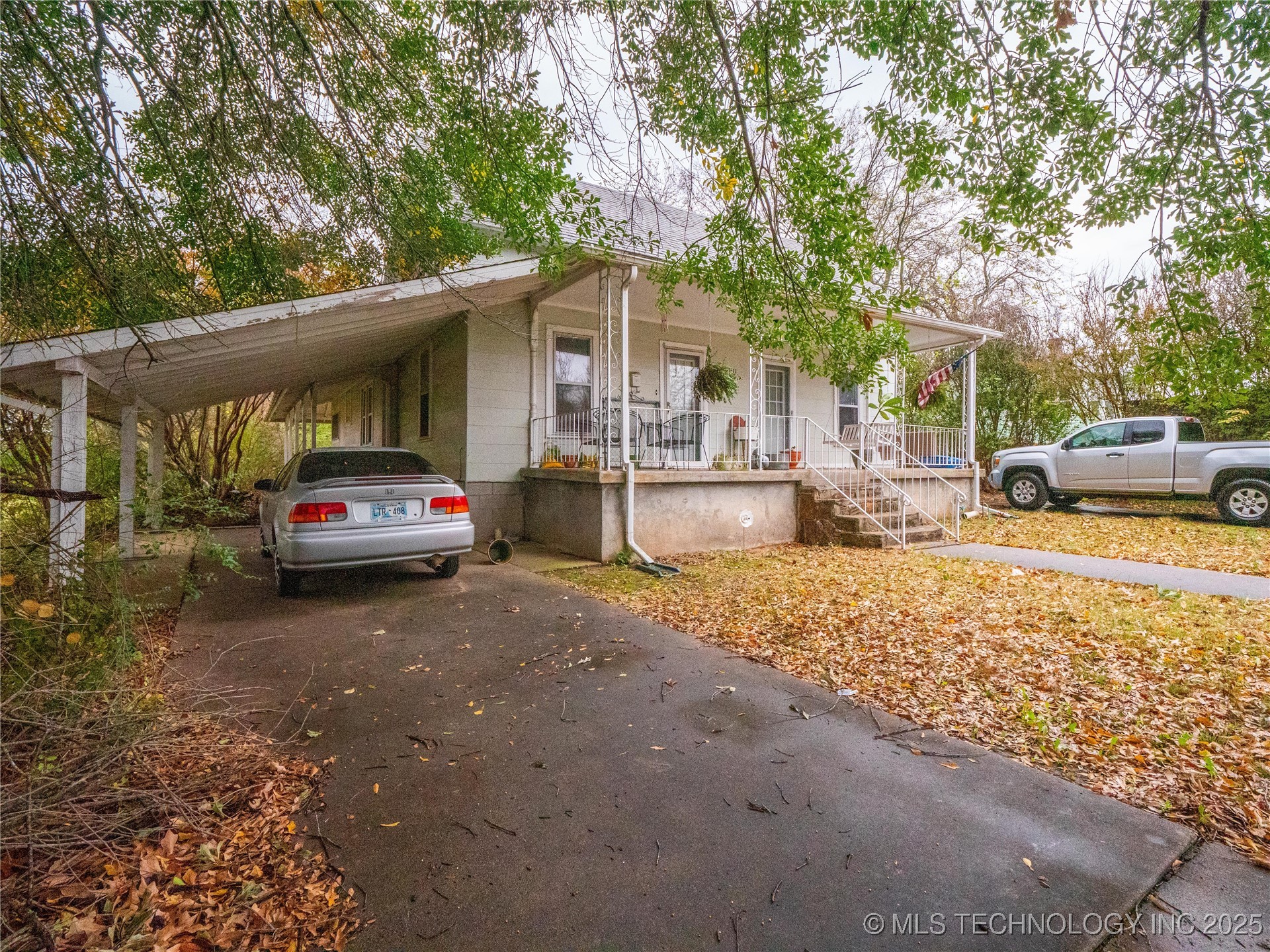 611 N Hickory Property Photo 2