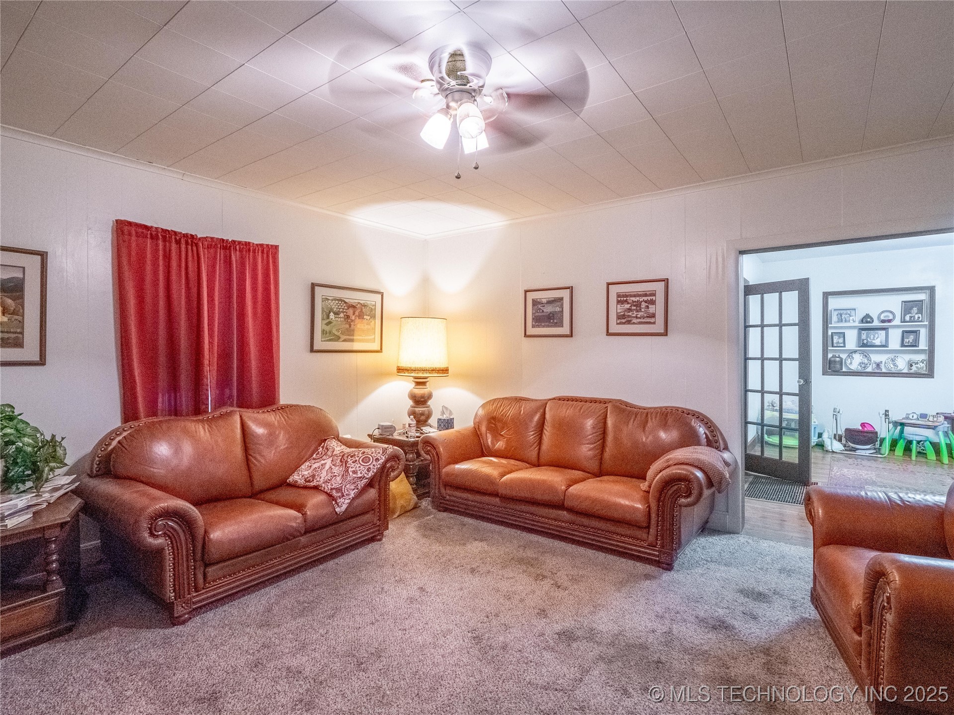 611 N Hickory Property Photo 3