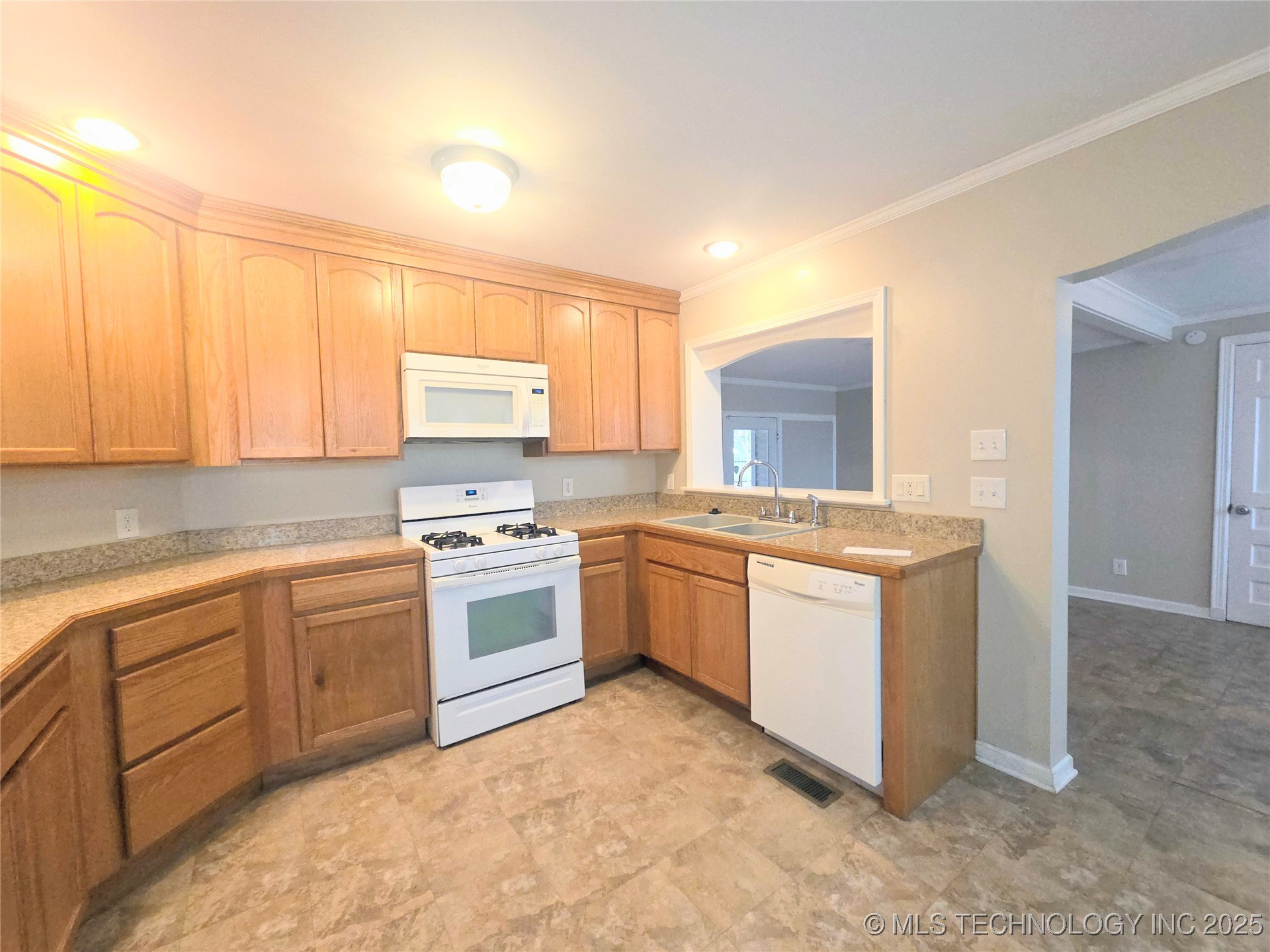 4524 S Quaker Avenue Property Photo 6