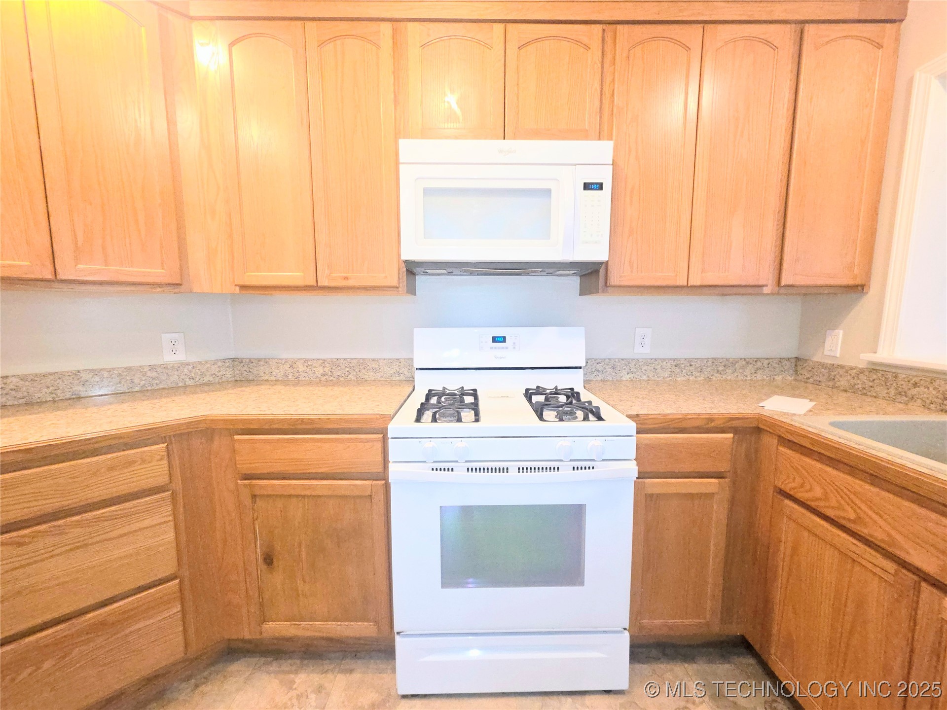 4524 S Quaker Avenue Property Photo 7