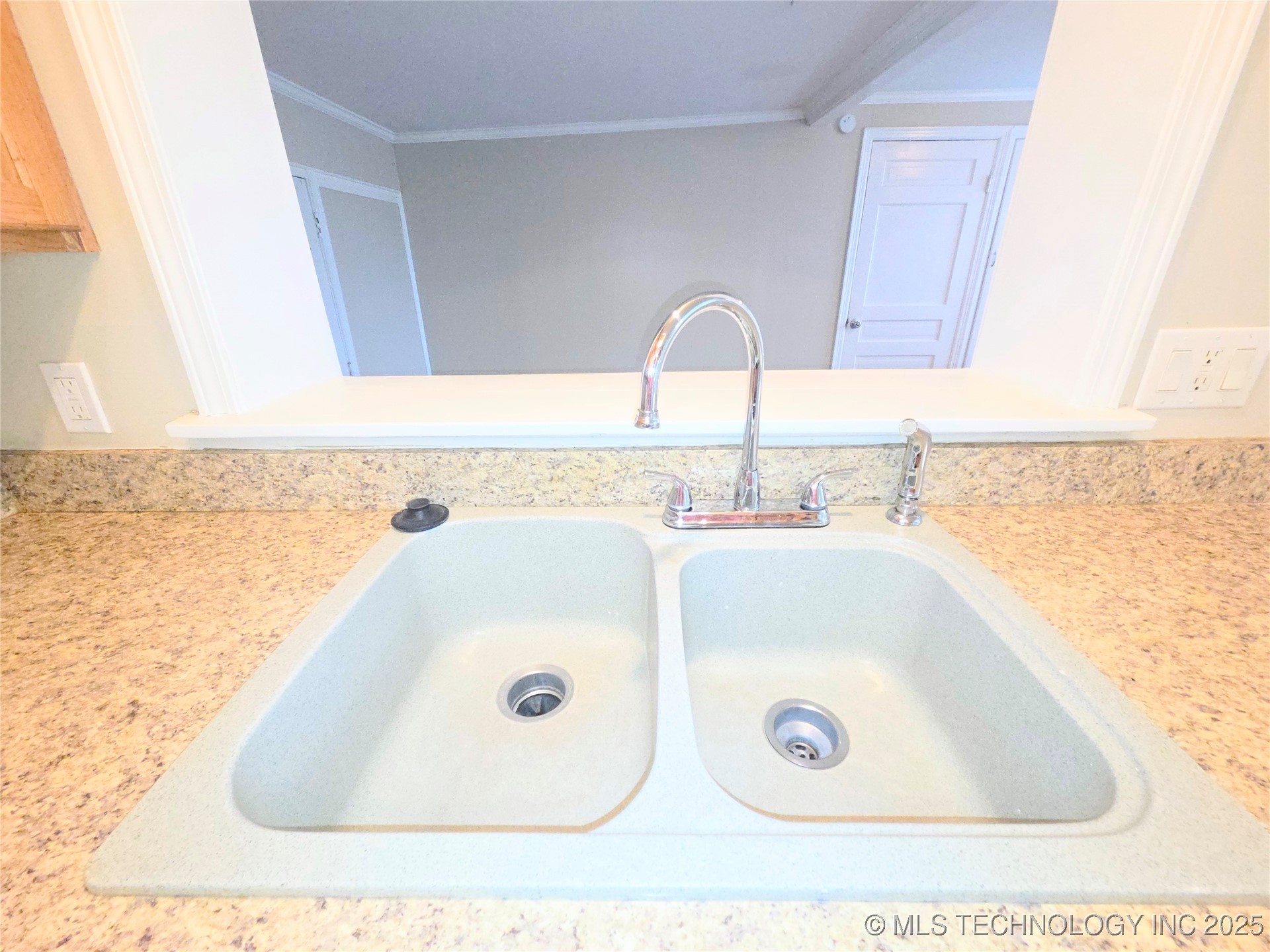 4524 S Quaker Avenue Property Photo 8