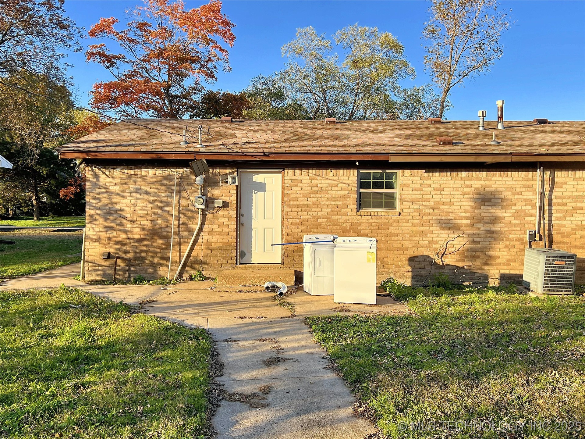 402 W Denton Avenue Property Photo 8