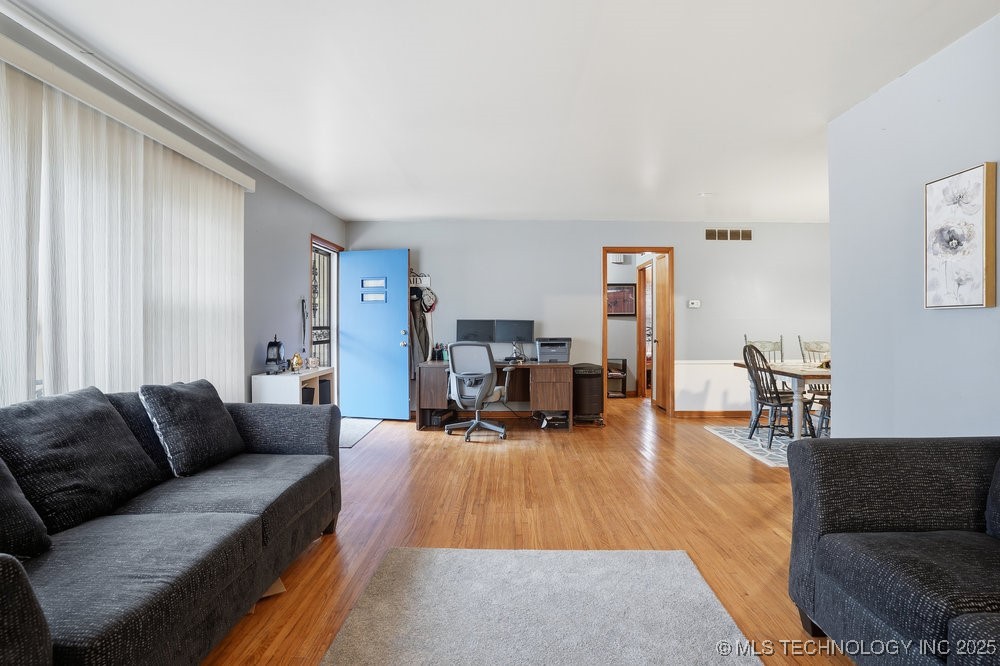 582 N Xenophon Avenue Property Photo 3