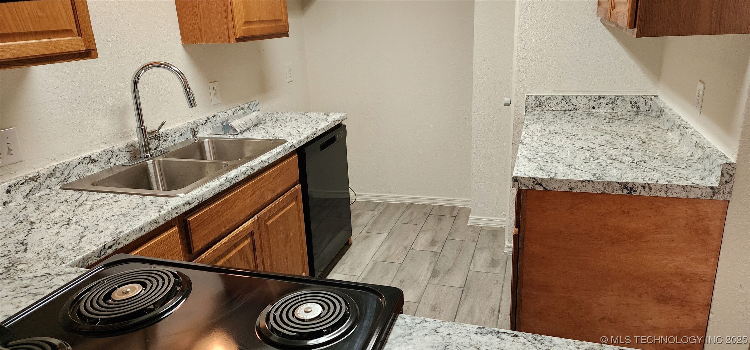 6605 S Zunis Avenue 2401 Property Photo 9