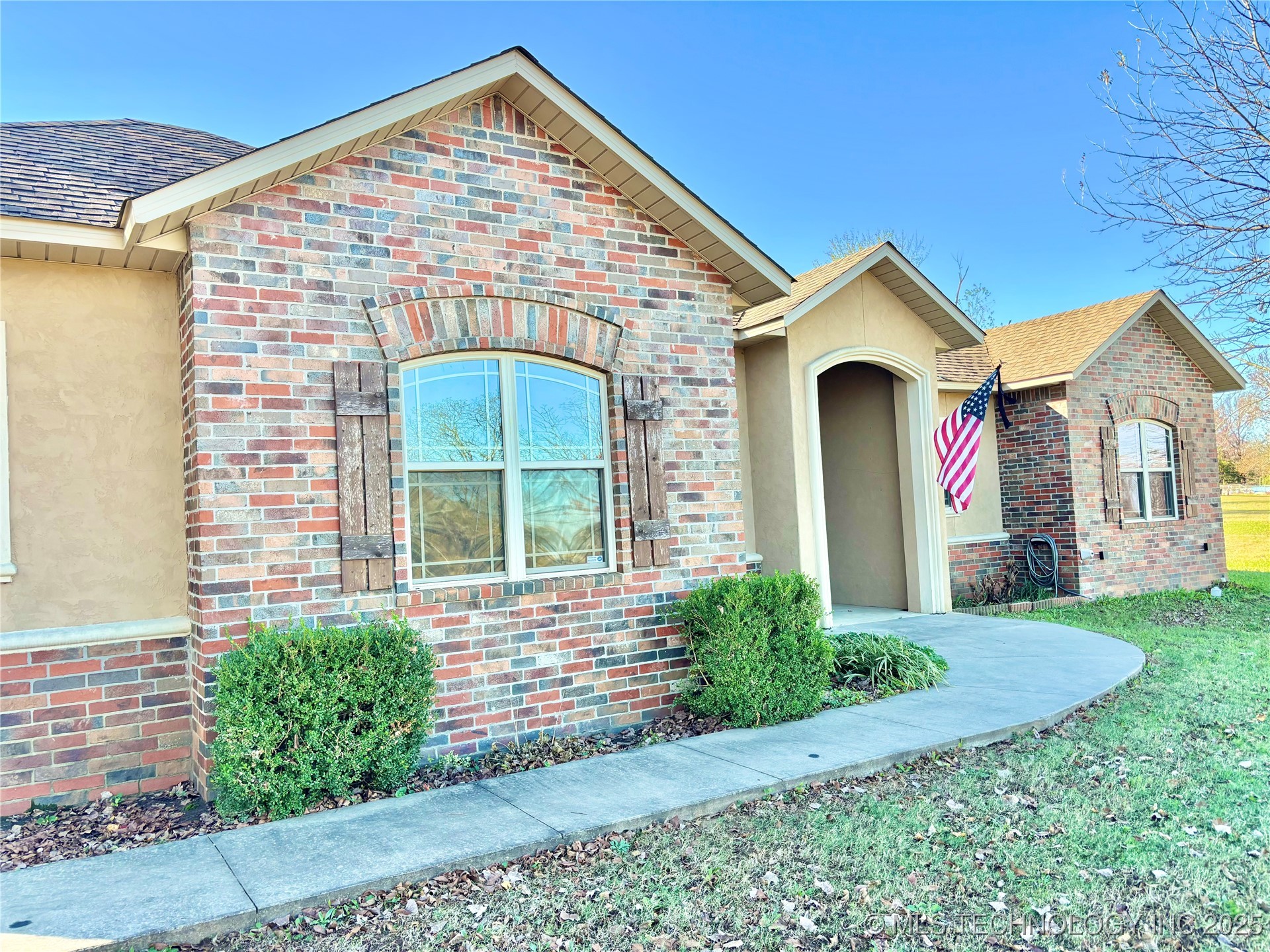 1714 E Old Military Road Property Photo 3