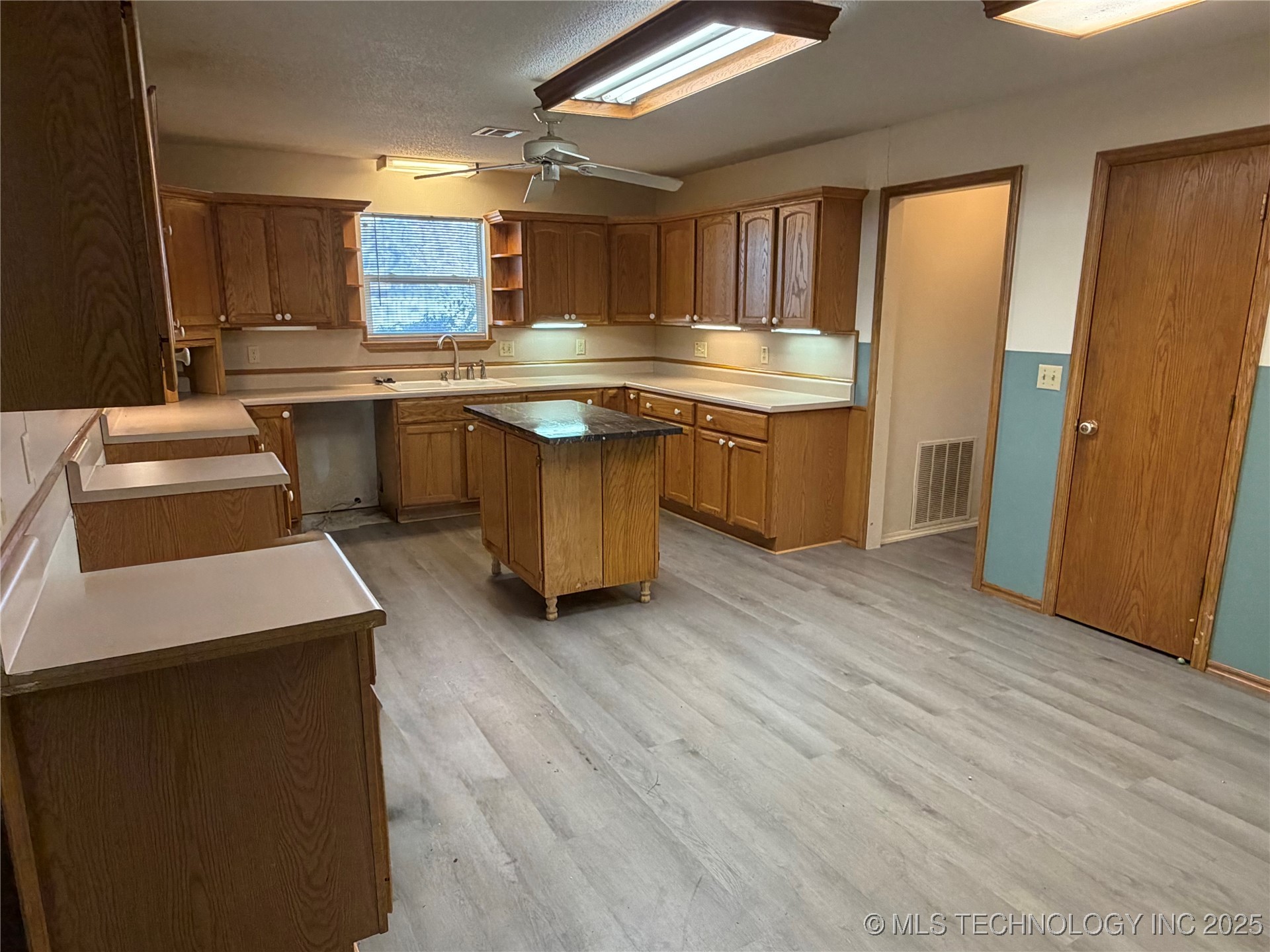 110 W 8th Street Property Photo 16