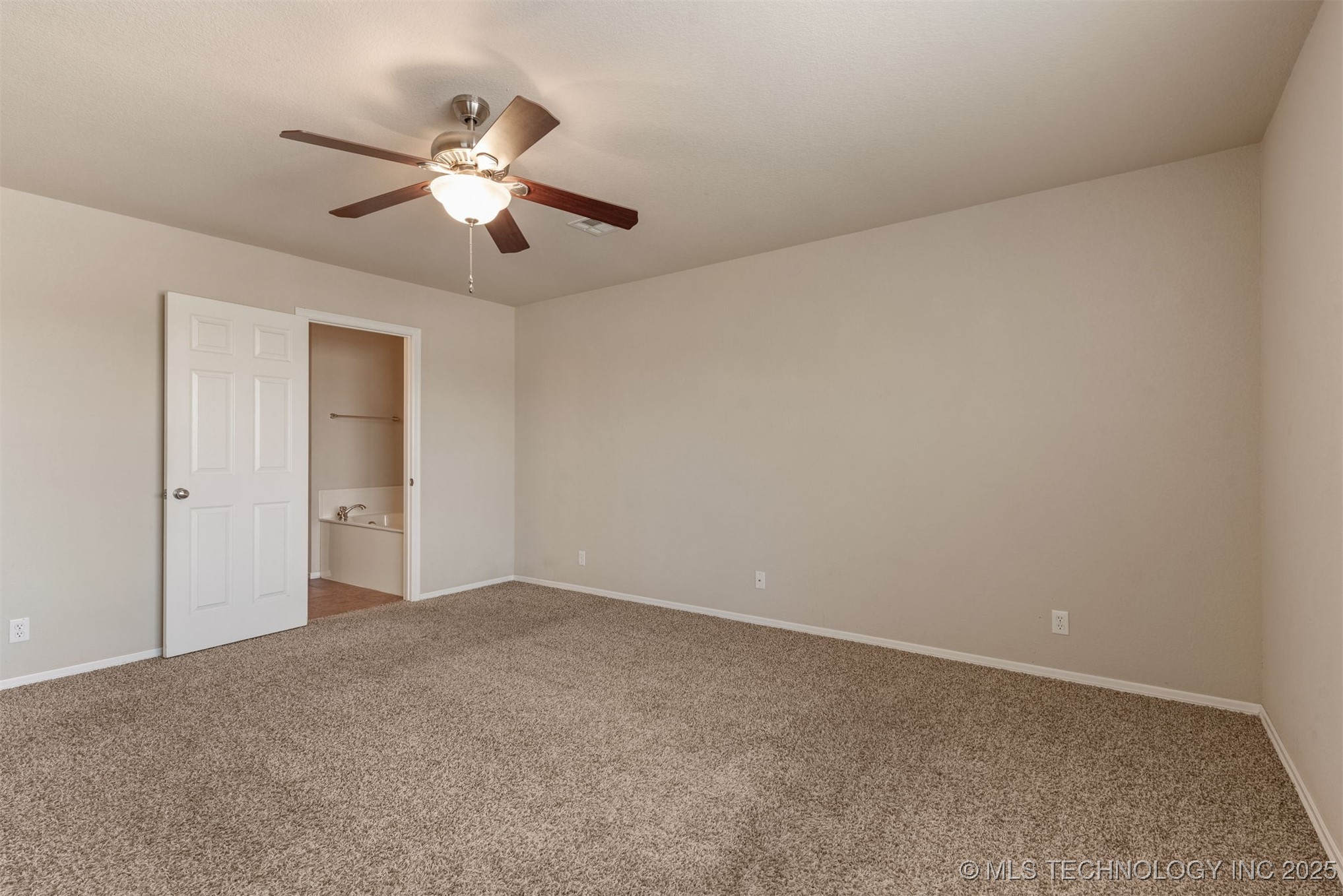 10749 N 153rd East Avenue Property Photo 4