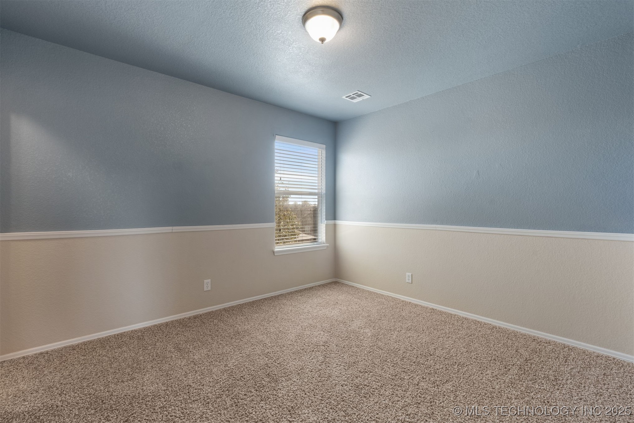 10749 N 153rd East Avenue Property Photo 5