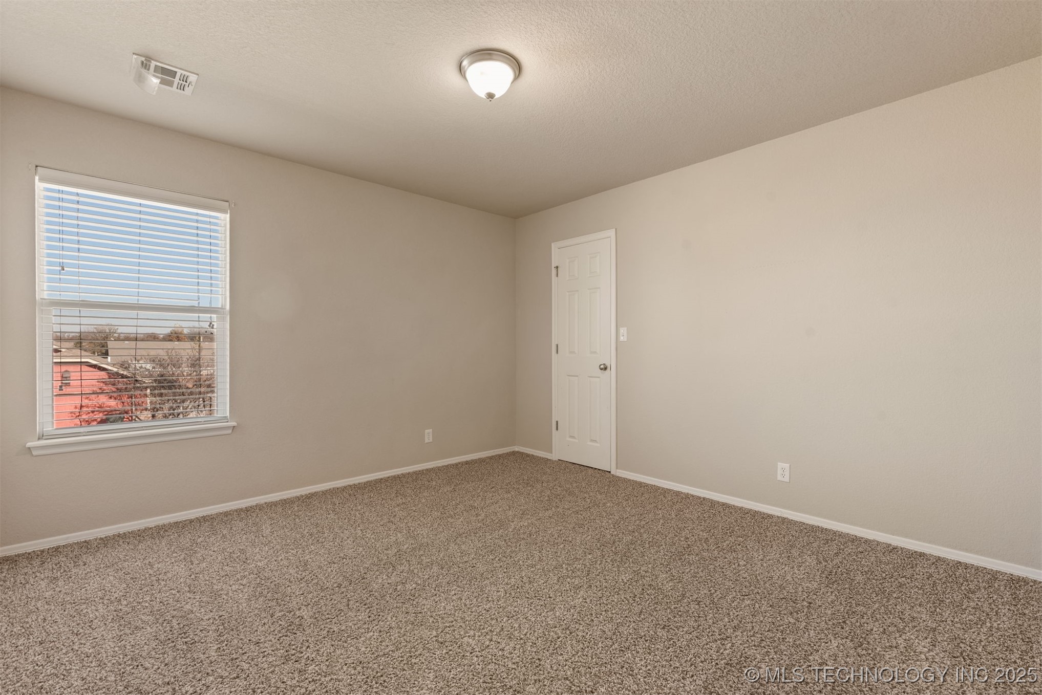 10749 N 153rd East Avenue Property Photo 6