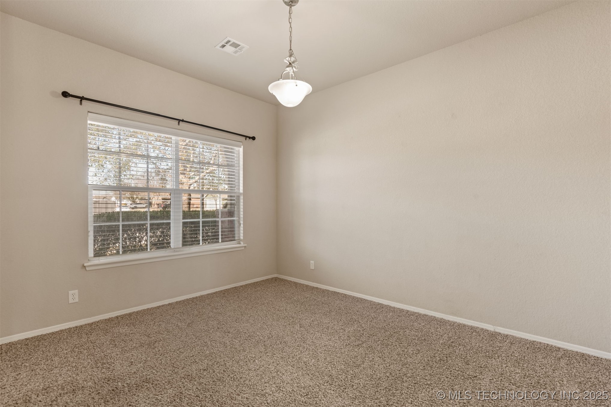 10749 N 153rd East Avenue Property Photo 7