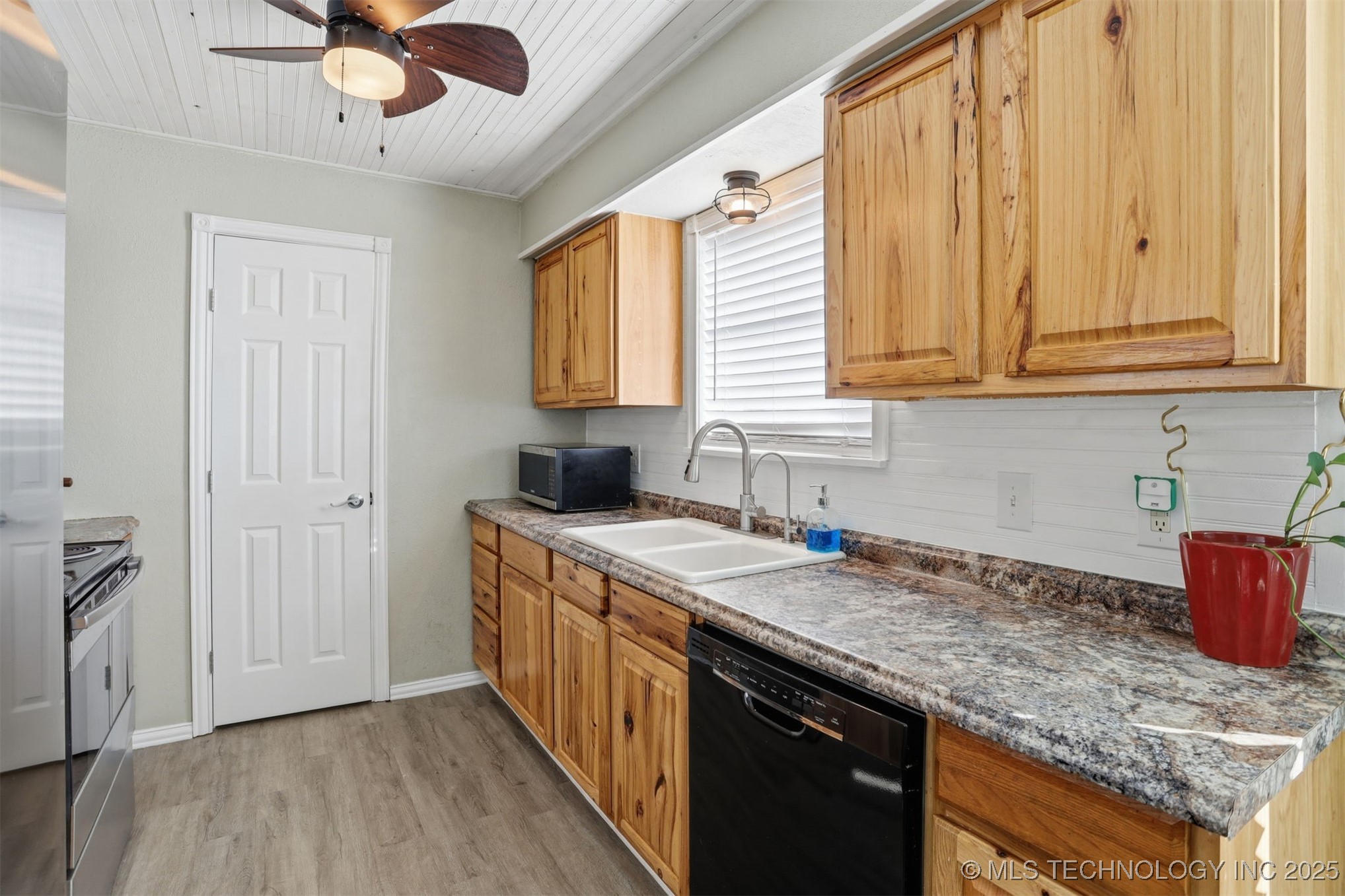 920 Washington Avenue Property Photo 14