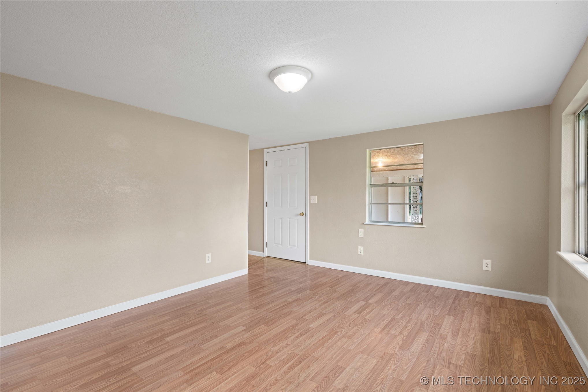 607 E Schley Street Property Photo 4