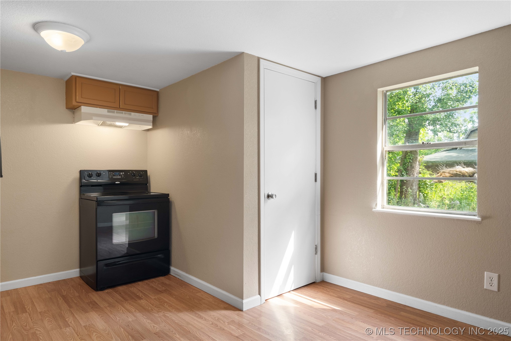 607 E Schley Street Property Photo 6