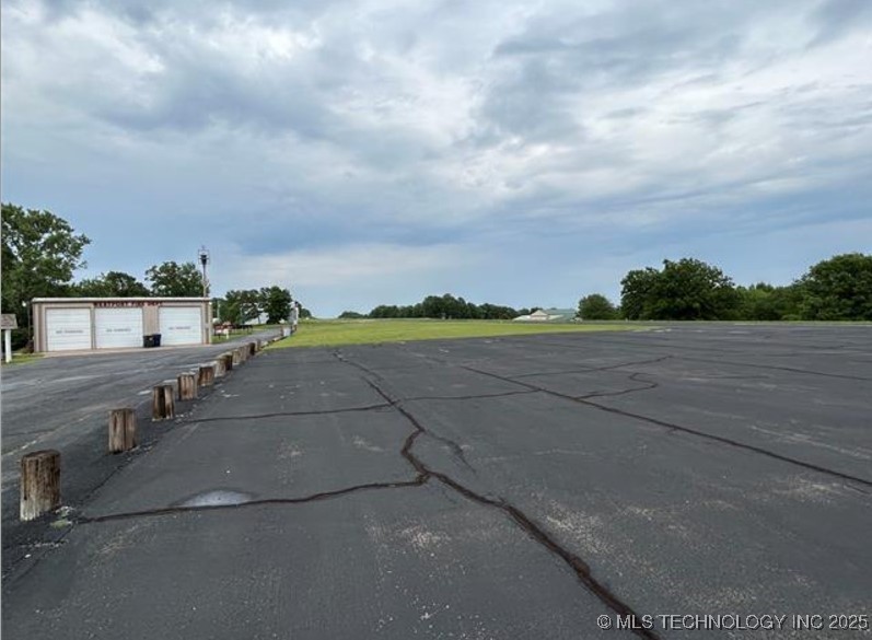 2550 W Hillcrest Drive Property Photo 7