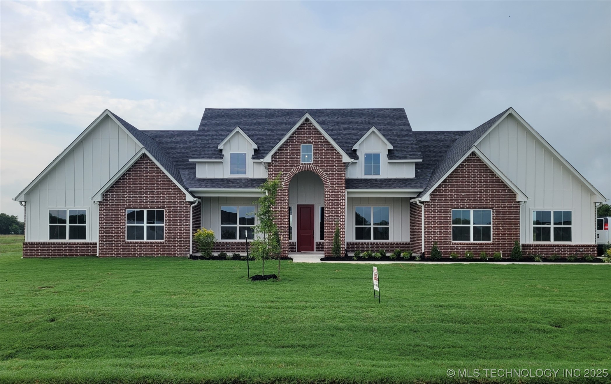 31820 E Two Socks Drive Property Photo 1