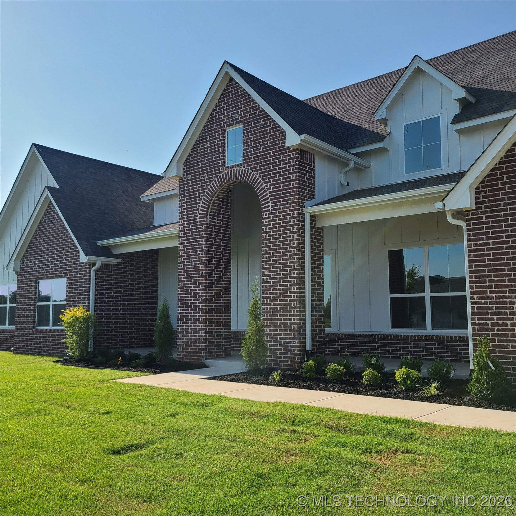 31820 E Two Socks Drive Property Photo 2