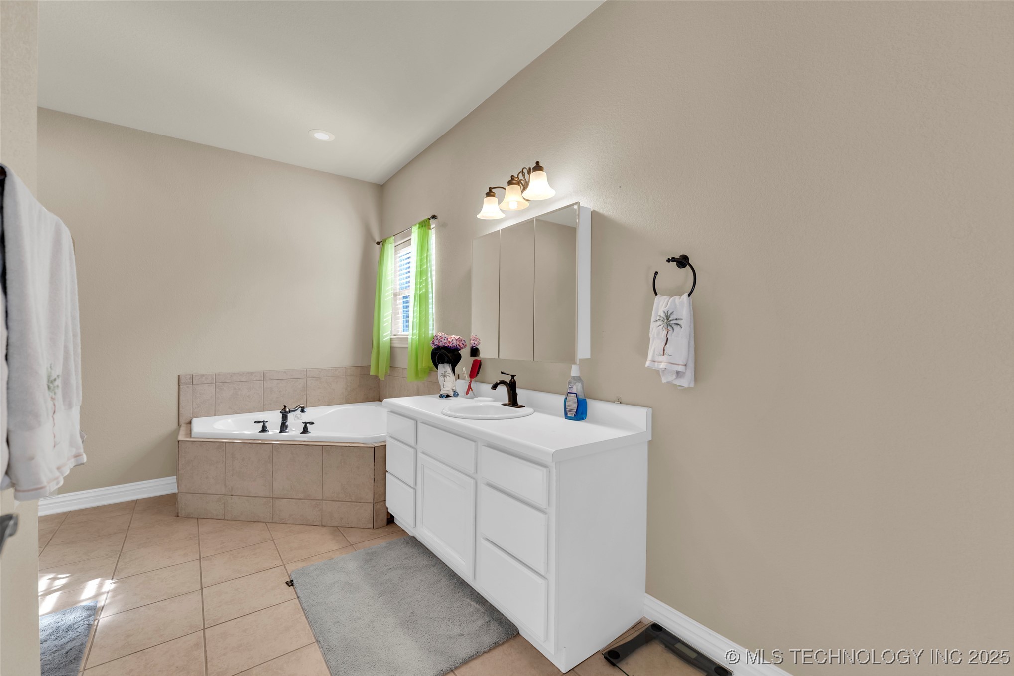 468086 E 648 Property Photo 16