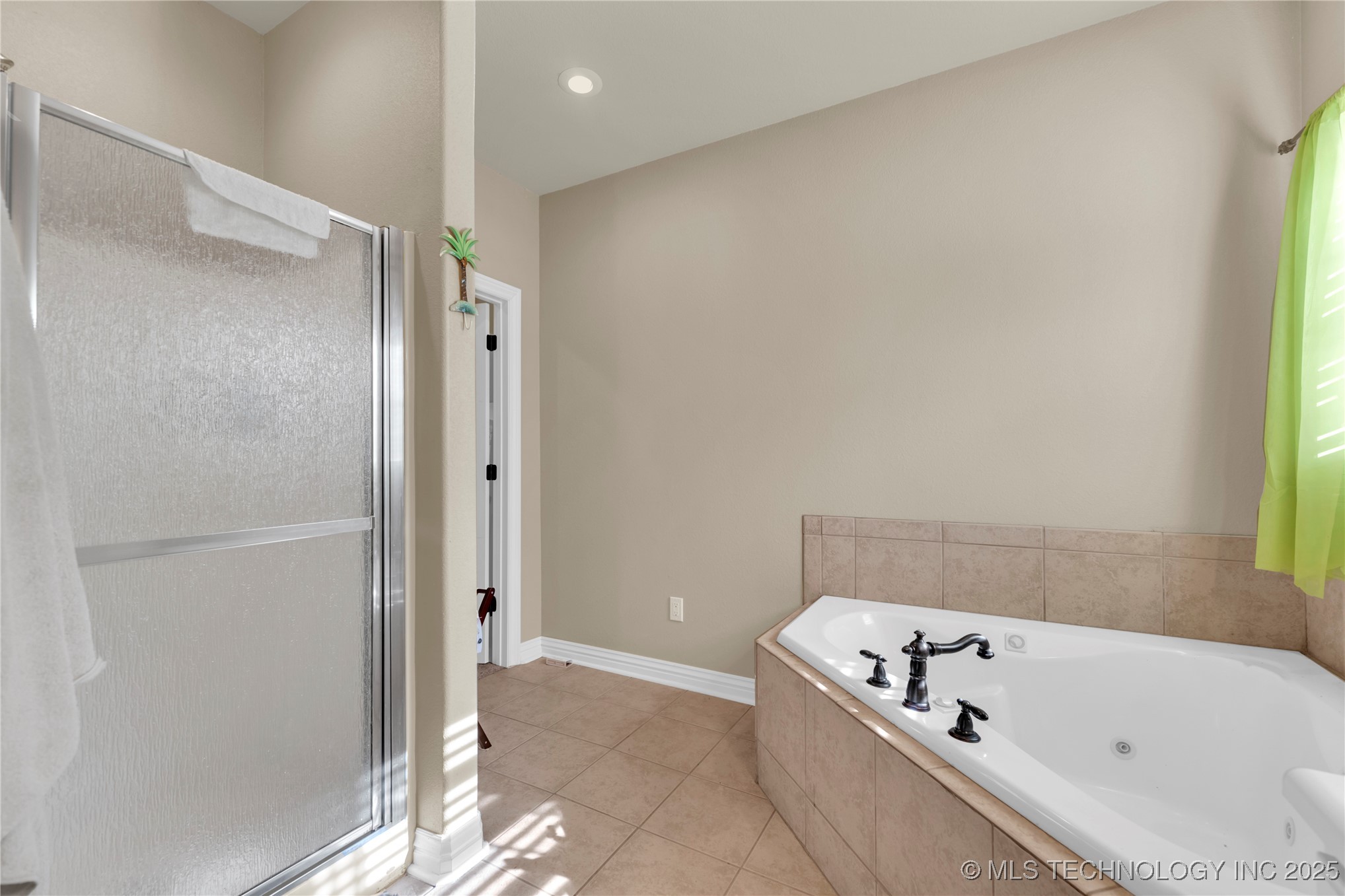 468086 E 648 Property Photo 17