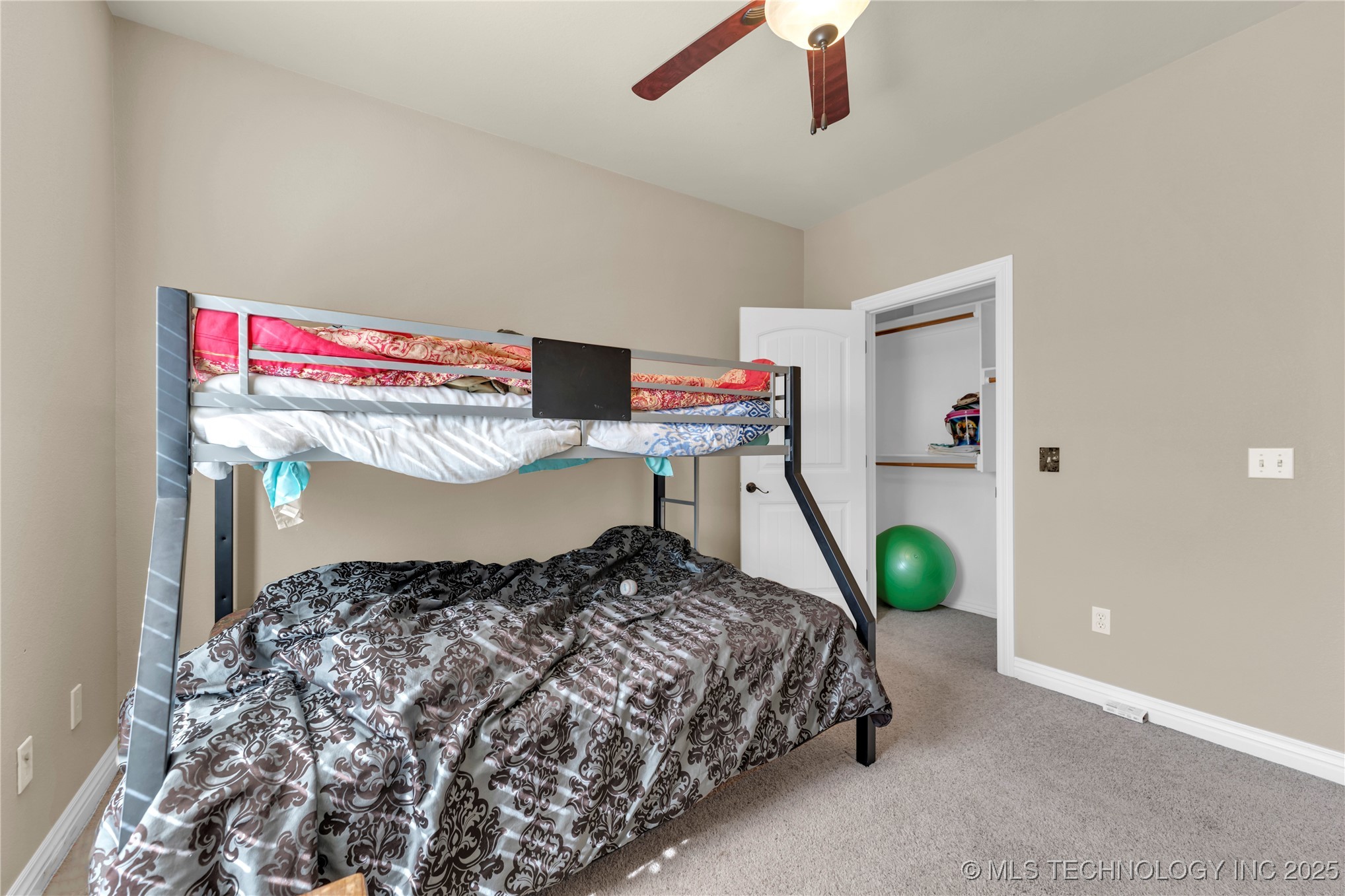 468086 E 648 Property Photo 18