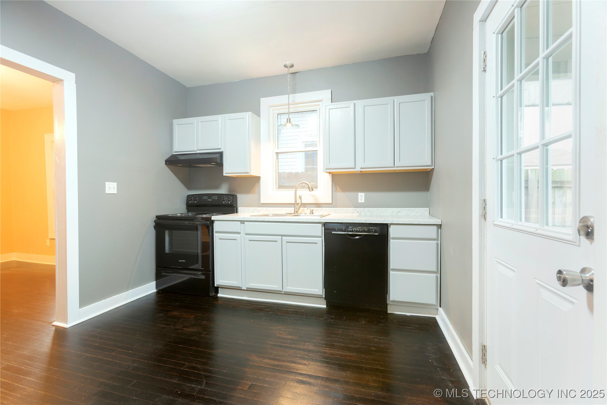 415 E Seneca Property Photo 8