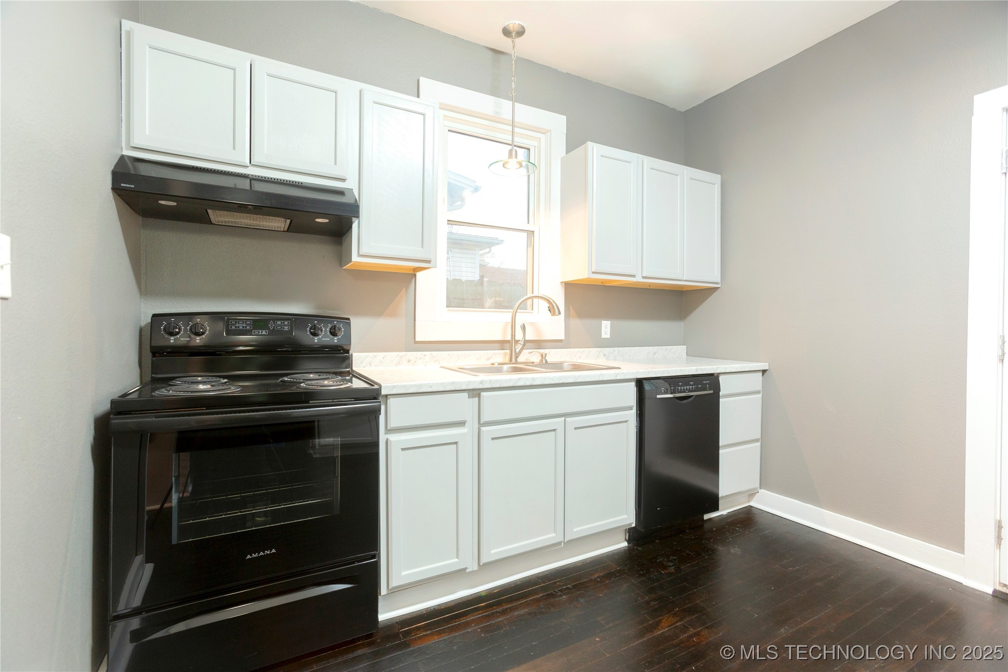 415 E Seneca Property Photo 9