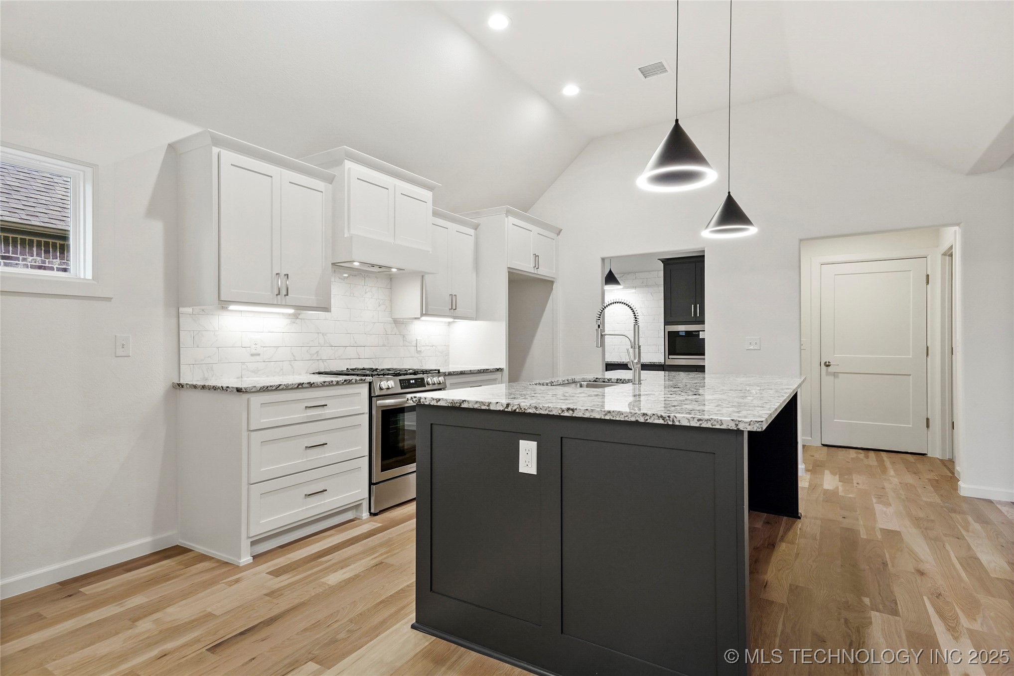 10611 S 233rd East Avenue Property Photo 9