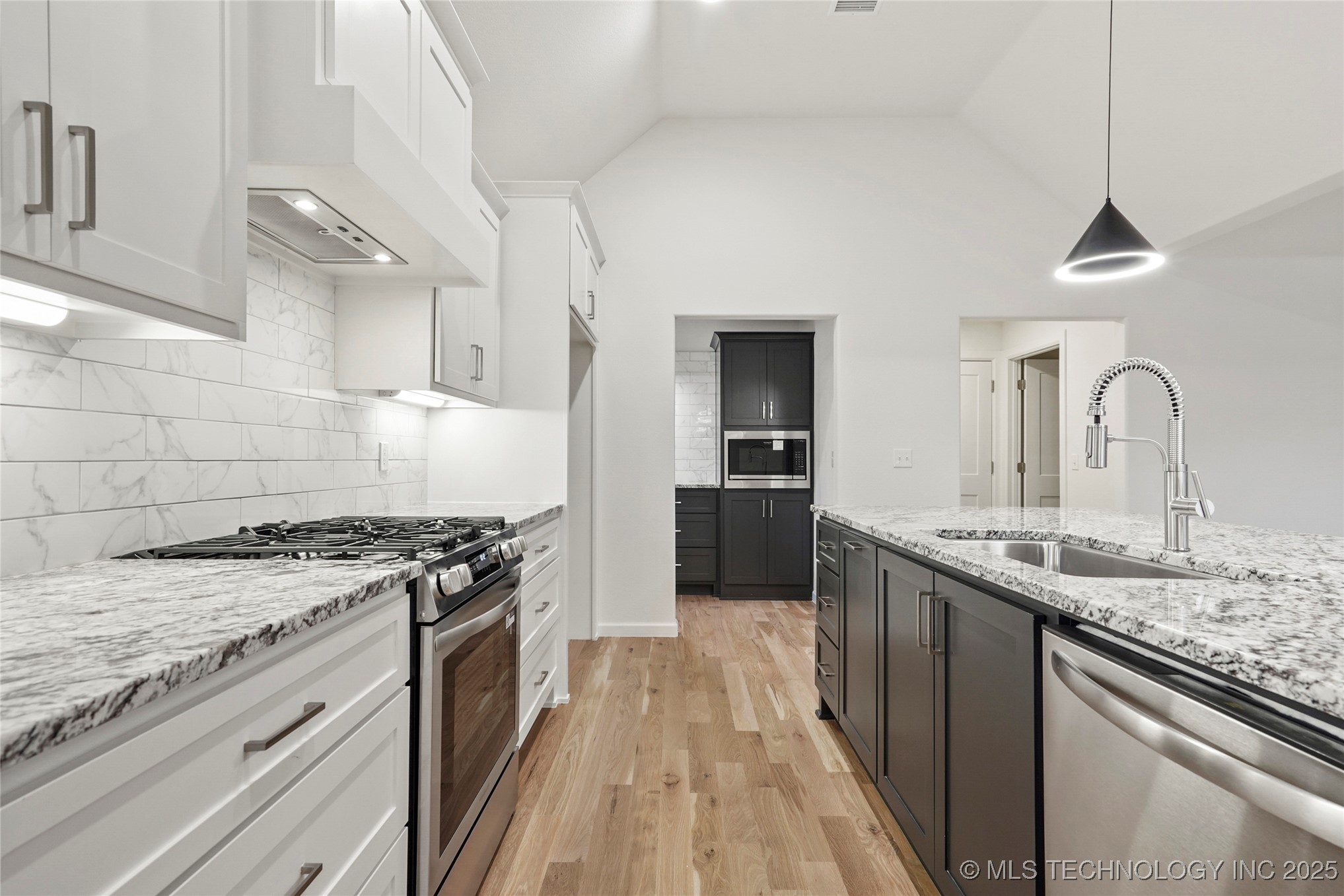 10611 S 233rd East Avenue Property Photo 12