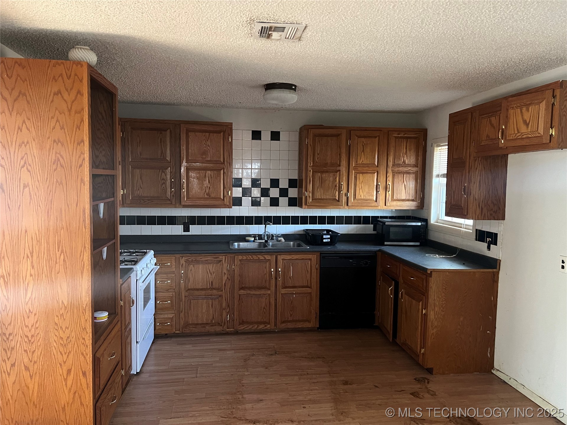 317 W Cedar Street Property Photo 9