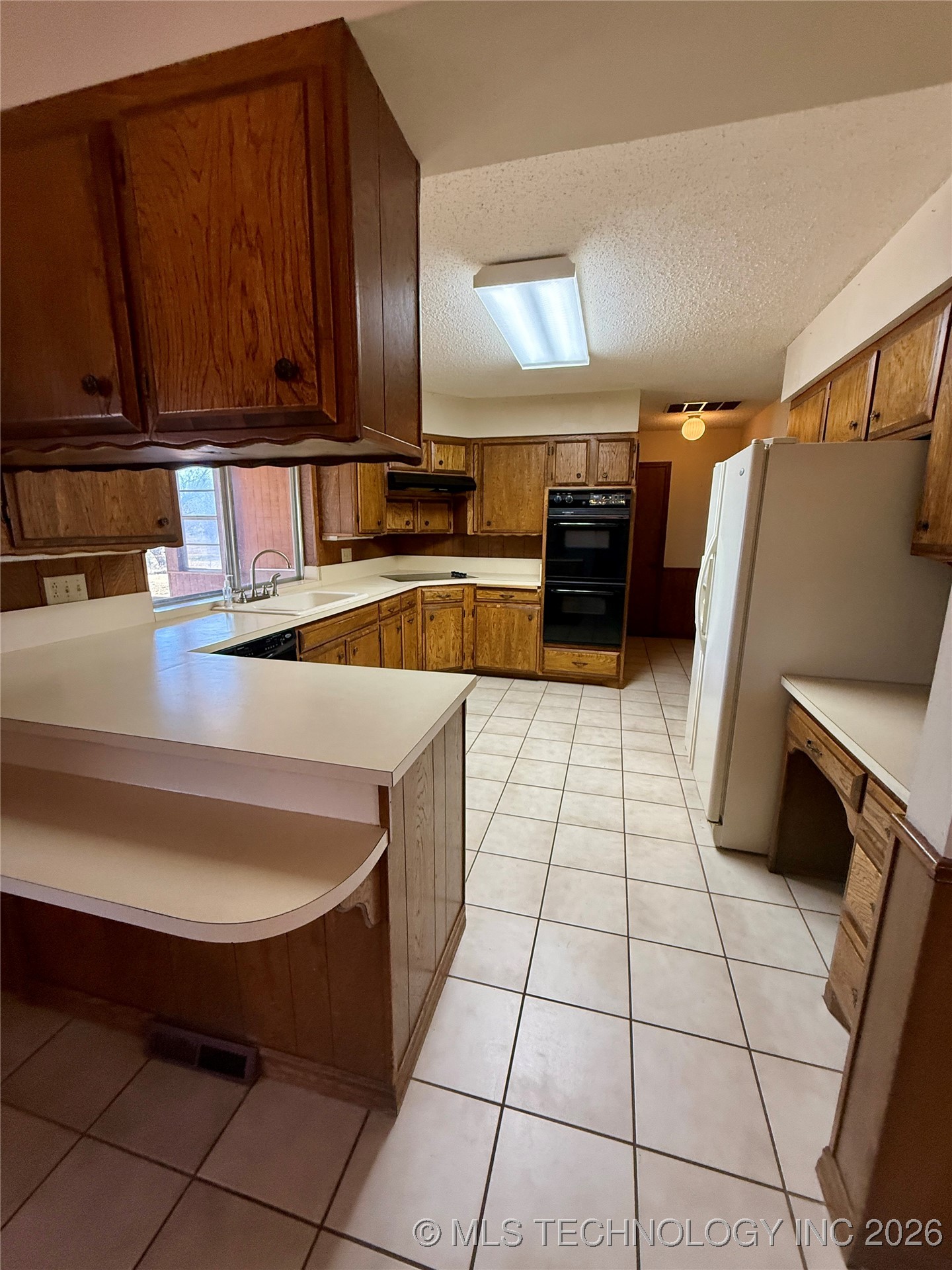 2011 W 1st Property Photo 4