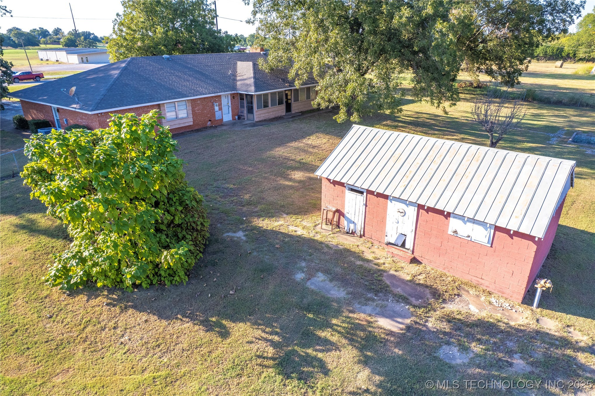 2011 W 1st Property Photo 6
