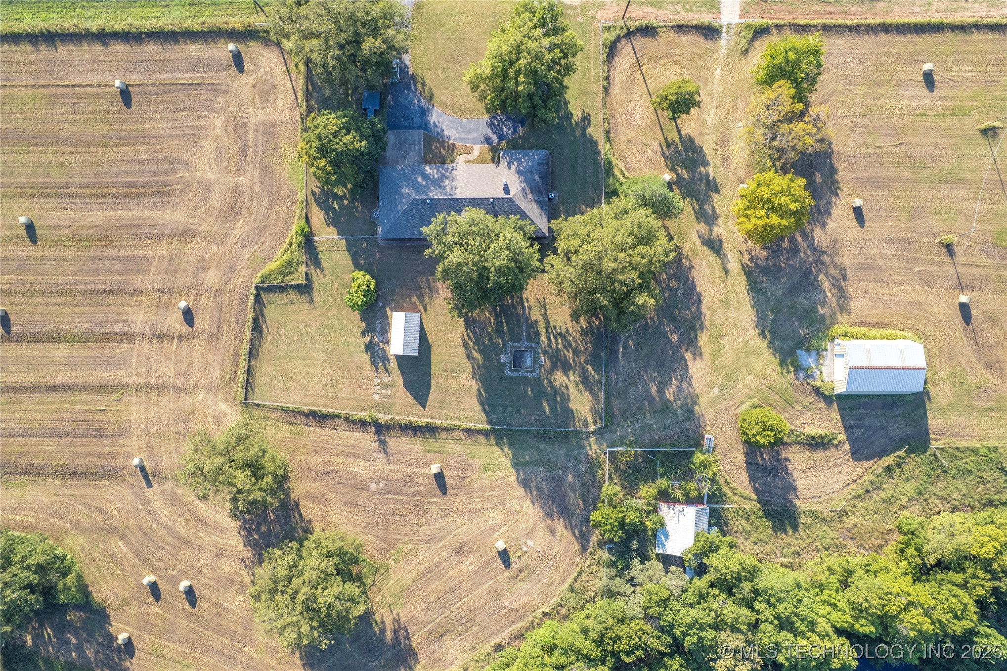 2011 W 1st Property Photo 7